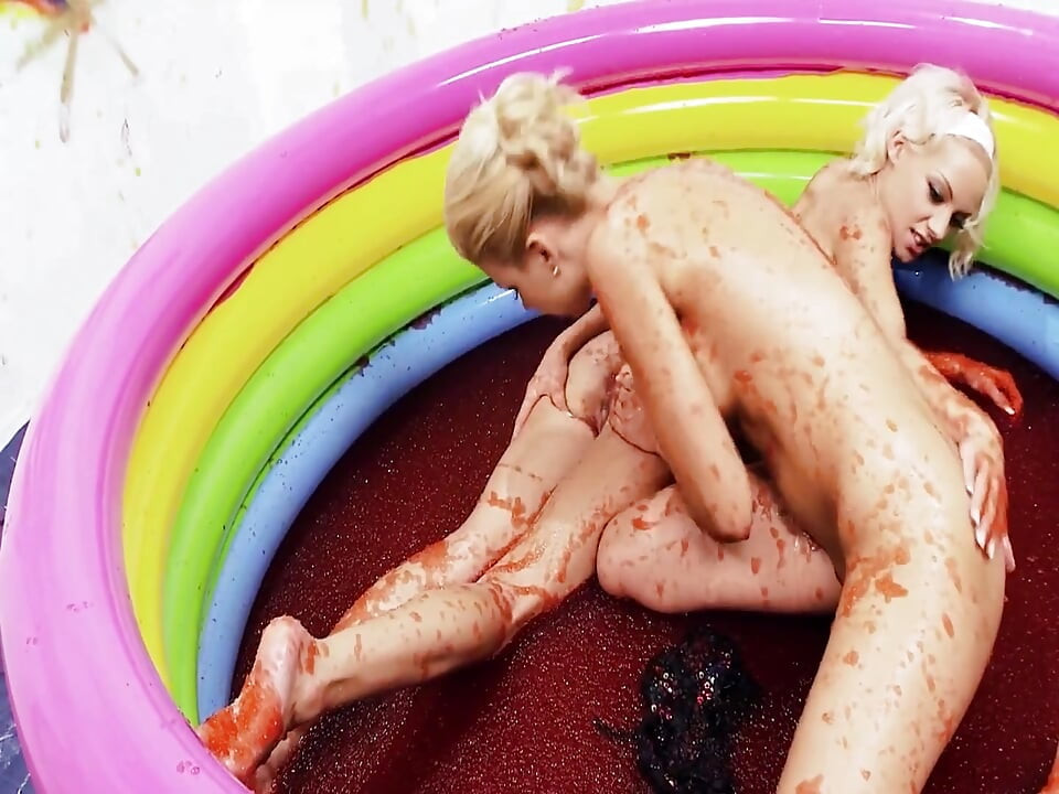 Coños De Piscina - Escena 3_two Delgadas Lesbianas Rubias En Bikini Se Corren En La Piscina De Gelatinosa
