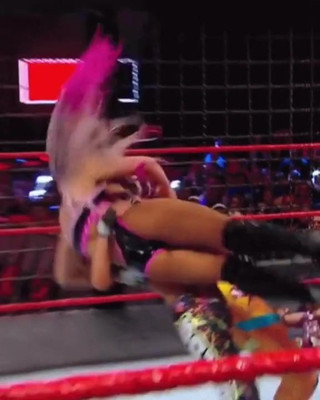 Felicitaciones a Alexa Bliss por la cámara de eliminación