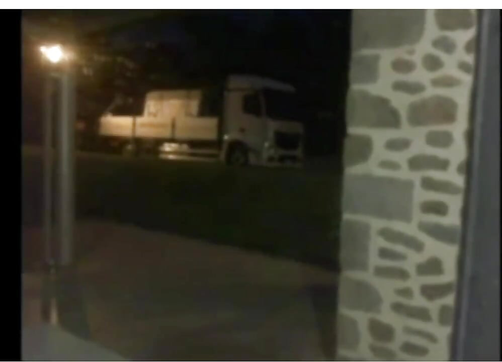 Otoparkta bir kamyon şoförü, çok azgın, park yeri tuvaletinde bana katıldı.