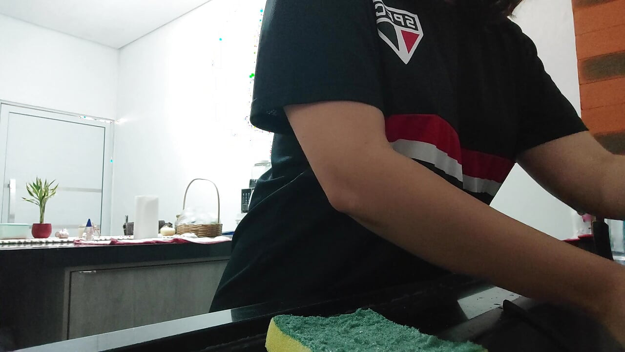 Woman teasing while washing dishes. She loves to transmit to the voyeurs on duty