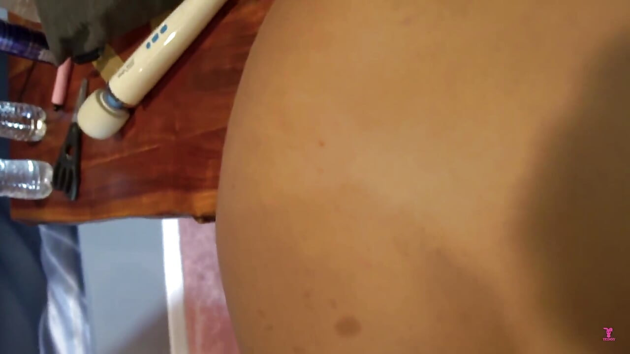丰满女郎Briana Lott在挤奶桌上给我的蛋蛋挤奶并吞下我的精液