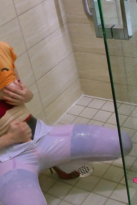 速く、ゆるく、そして濡れて - タイトな白パンツのキンキーストラップオンサプライズ