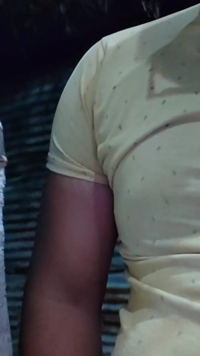 Mere bade bhai ke bibi ne muze muth marte huaa dekh liya, me bahot Josh me tha mene bhabhi ji ke samne muth mar- daver bhabhi boobs suking . | Clip 1