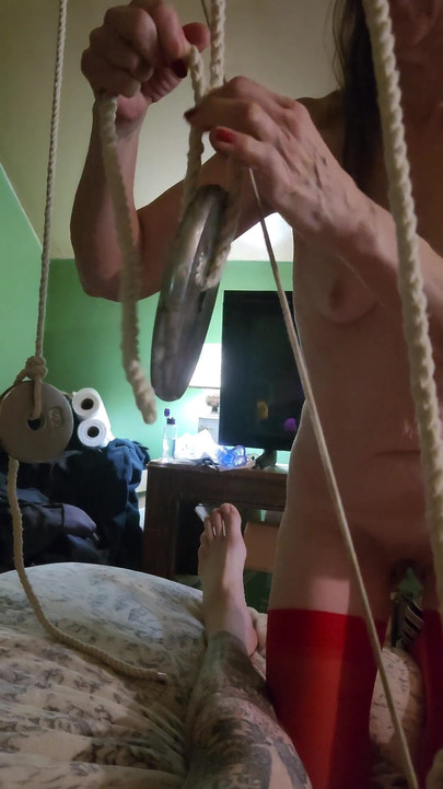 Goode Girl amarra bolas e pau do marido para polias no teto com pesos de 5 lbs