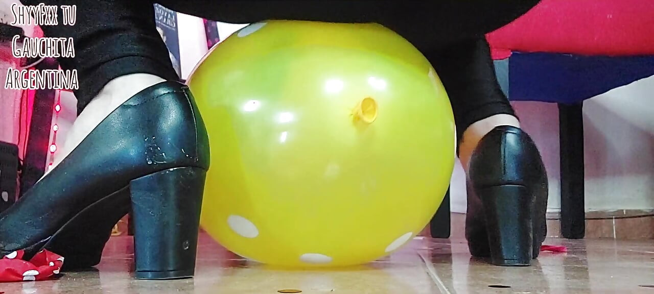 ShyyFxx reibt und knallt mit ihrem arsch auf!