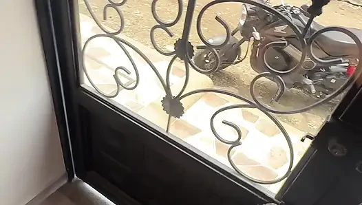 Meine nachbarin will, dass ich ihren arsch im fenster ihres eigenen hauses ficke