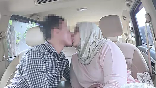 Tesettürlü kız iş arkadaşı arabasıyla aldatıyor ve ağzına boşaltıyor - minokiiko