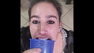 Francuska pokojówka próbuje połknąć własne sikanie przez zwijanie warg