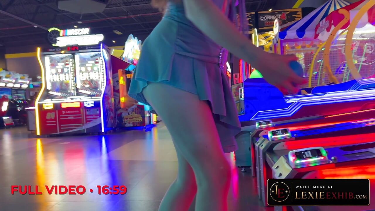 Ik laat mijn buttplug en kutje zien terwijl ik games speel in de arcade