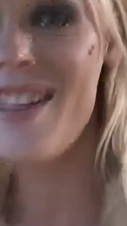 젖어있는 금발 십대, 그녀는 필사적으로 자지가 필요합니다! 새아빠가 필요한 걸 해주네! | 클립 3
