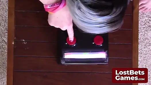 Striptiz dondurma oyunu kaybeden cömertçe bal kaplı