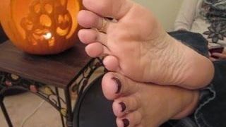 Milf Tina gets cumshot on her sexy soles