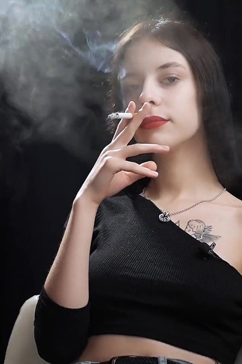 Chica delgada se fuma dos rojos