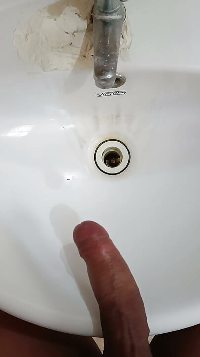 Trans dandose gusto a si misma antes del trabajo.