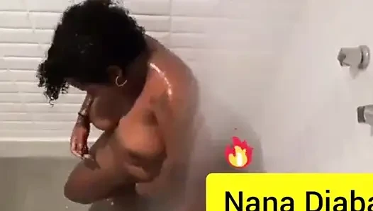Wanita semok lagi asik mandi