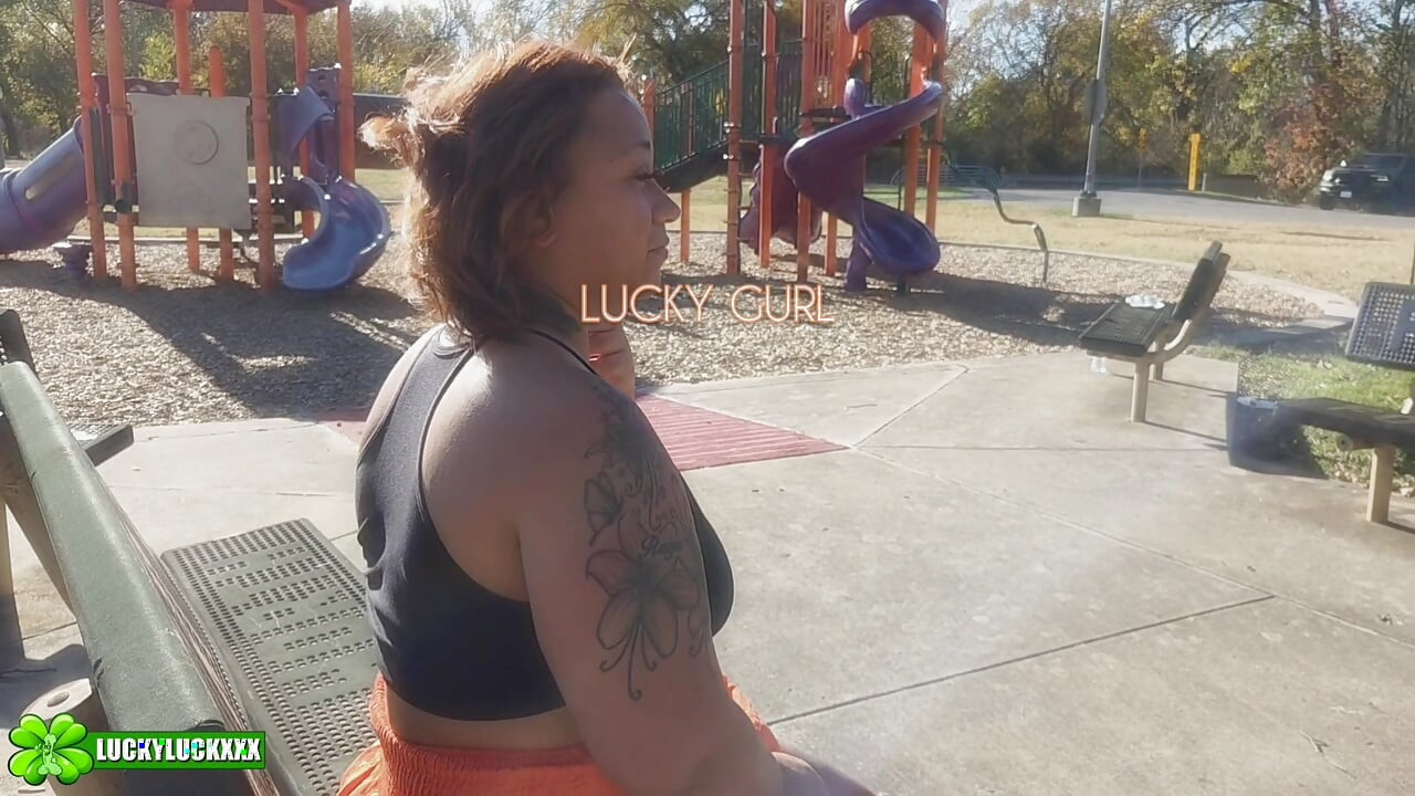 Srećna devojka Nicole Santana - seks na igralištu u autu