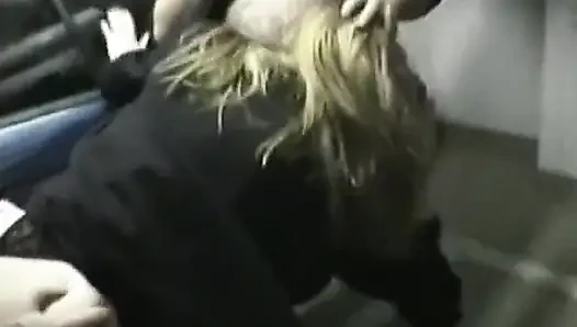 Pelacur dewasa nyepong kontol di lapangan parkir