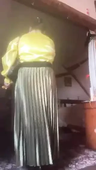 В буржуазной желтой блузке наряд