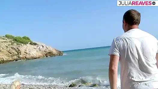 Pirang membelai klitoris saat menunggangi kontol di bebatuan