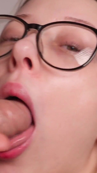 Zgodna plavuša puši veliki kurac i prima spermu duboko u grlo izbliza! | Klip 1