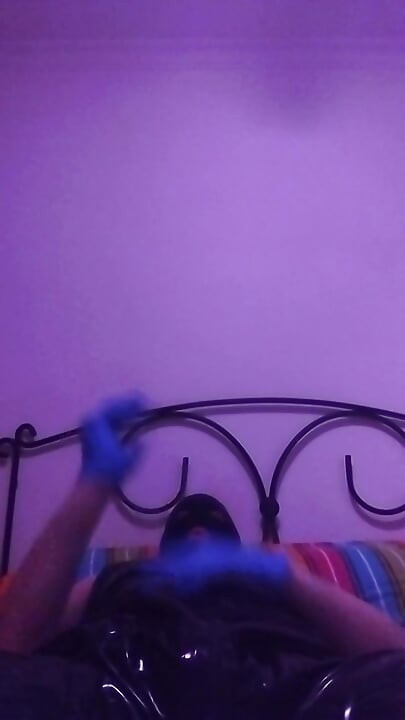 Latex Body & Mask – Obedient Fetish Ritual in Bed