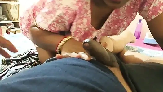 Güzel köy Bengalli yenge ateşli gırtlağına kadar sakso çekiyor ve ağzına boşalıyor