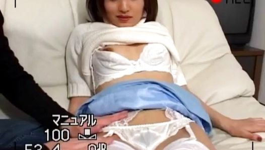Hitomi Ikeno in calze ha succhiato il cazzo, fessura pelosa