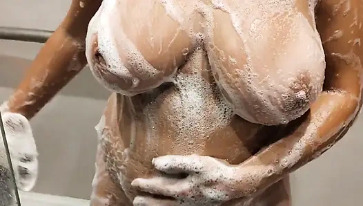 Emmas perfekte natürliche nasse titten