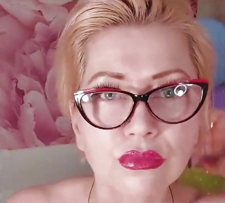 Dildoing de uma cadela madura em um fundo de balões coloridos