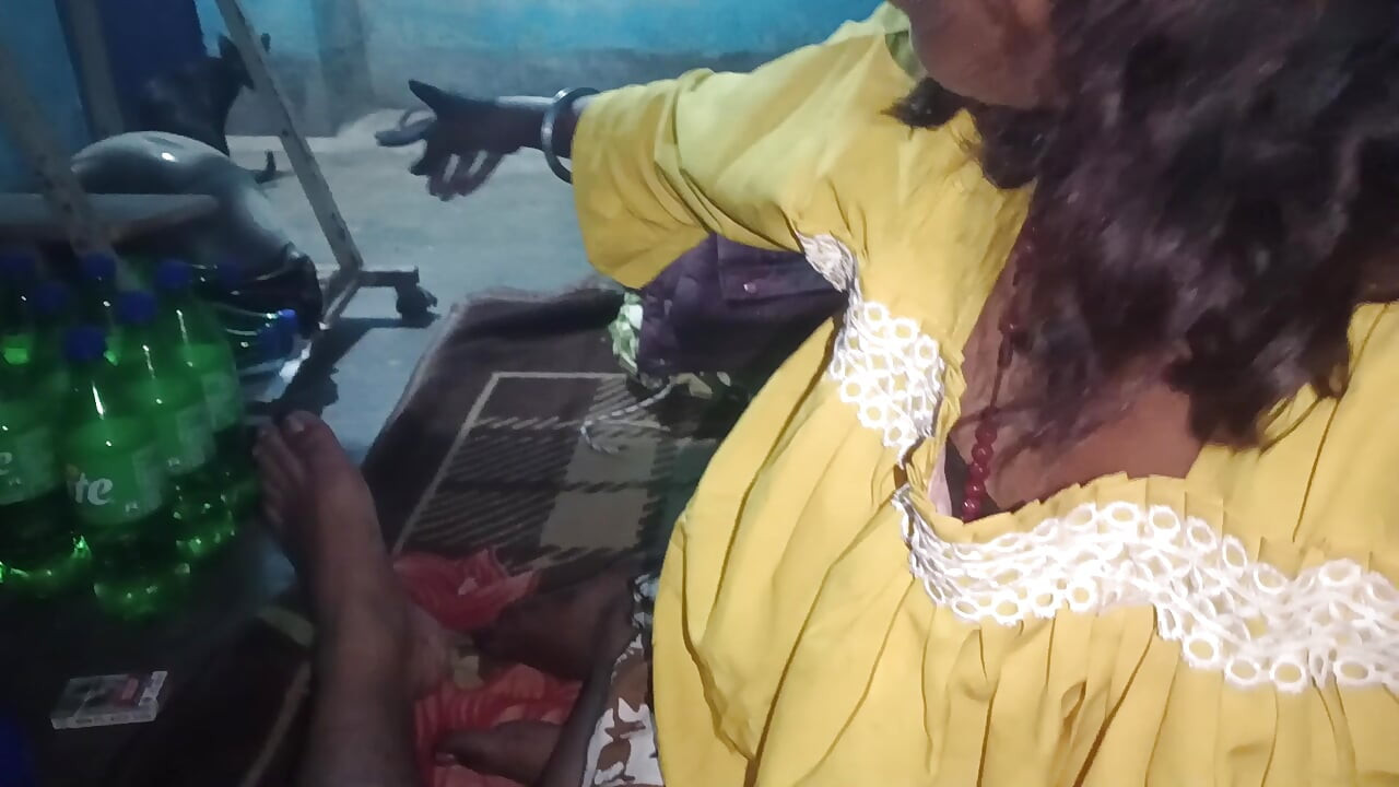 インド系デシの女の子、チンポを深く吸い、アナルセックスで精液をアナルセックス。アナルセックス、大量の精液で満たされたアナル