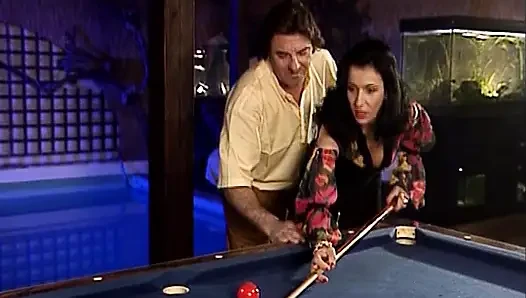 Muhteşem Alman sürtükler bilardo masasına götlerini parçalatıyor