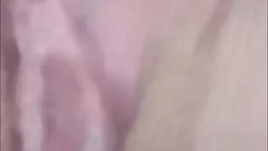 Er zeigt seine mussel aus nächster nähe