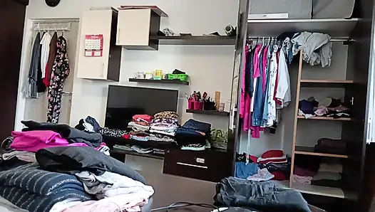 Amateur-ehefrau Hat Spaß, Kleider Anprobieren Und Zu Schneiden.