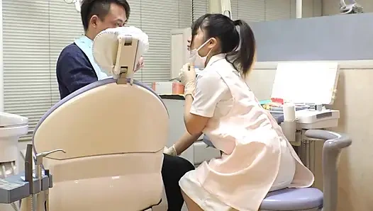 Gözlerini benimle kilitlemeye devam eden dişçi