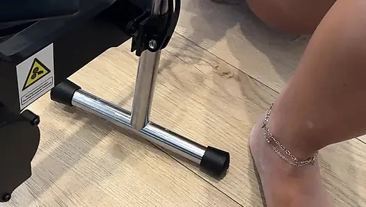 Anal makine: minyon evli kadın götüyle yeni sikiş makinesini deniyor