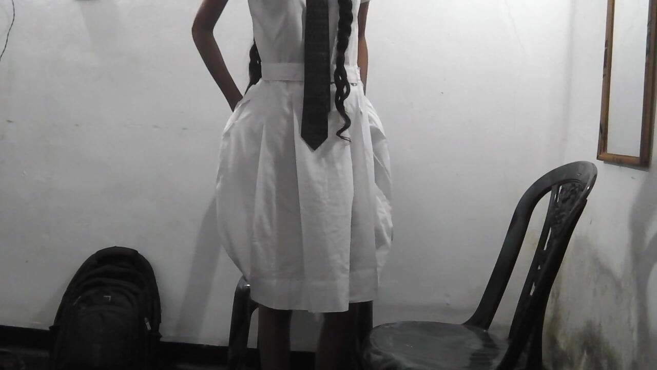 Srí lankai iskolás lány baszik a legjobb barátjával a szállodai szobában