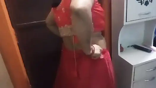 Güzel yenge güzel bir sari giyiyor.