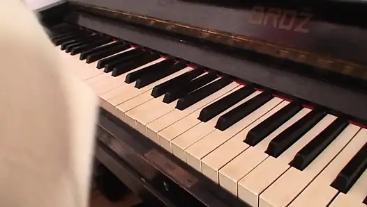 Милфа скачет на хуище после того, как отсосала его с глубокой глоткой