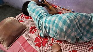 20 岁的印度德西村人妻和男友狠操。她在欺骗她的丈夫