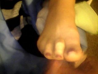 Bastante amateur esposa rojo los dedos de los pies nylon trabajando con el pie