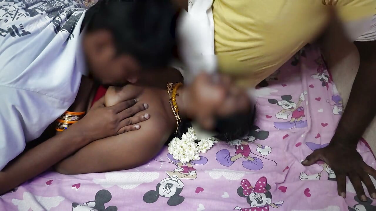 Hintli kamasutra karısının ateşli üçlü seksi iki sert yarakla başa çıkamıyor