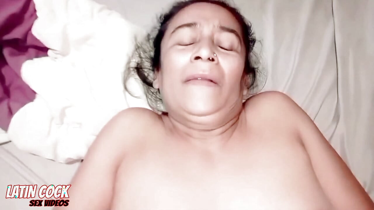 BEAUTIFUL MATURE WOMAN GETS FUCKED IN THE ASS