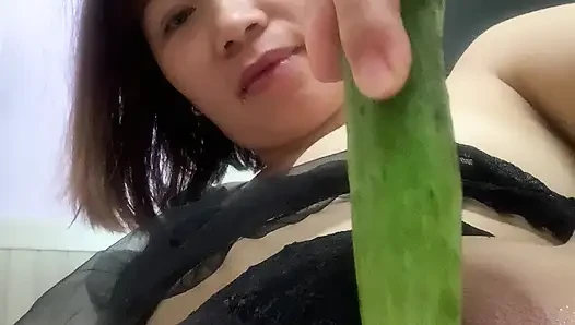 Черное нижнее белье.. всегда заставляет меня чувствовать себя сексуальной, а я уже влажная еще до того, как мою киску потыкали ... Детка трахни меня, пожалуйста