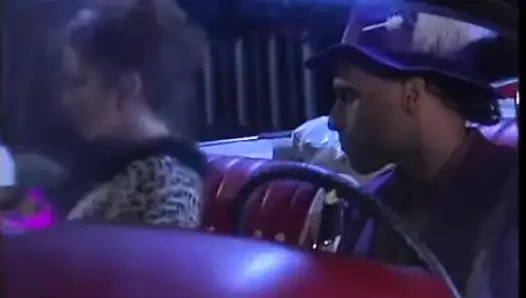 Pria berambut panjang menyetubuhi jalang di luar ruangan di taman dan com di seluruh kacamata hitamnya.