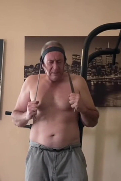 강한 남자가 훈련 후 자위함