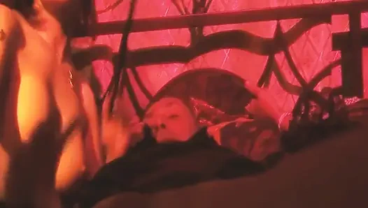 Şık üçlü grup seks sahne-3_elegant büyük memeli sarışın iç çamaşırlı olgun yarakla sikişiyor