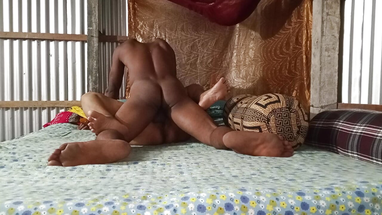 Tante desi tiri dengan desa seksi pertama kali