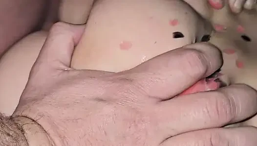 Götüme ağda damlatıyor ve sonra beni serinletmek için amcığıma boşalıyor!