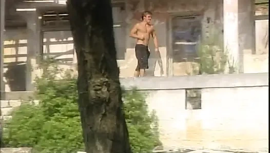 İri göğüslü orta yaşlı seksi kadın büyük sert yarakla sikiliyor ve ağzına boşalıyor