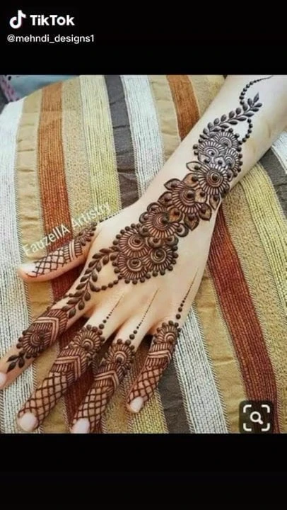 Mehndi na prsou
